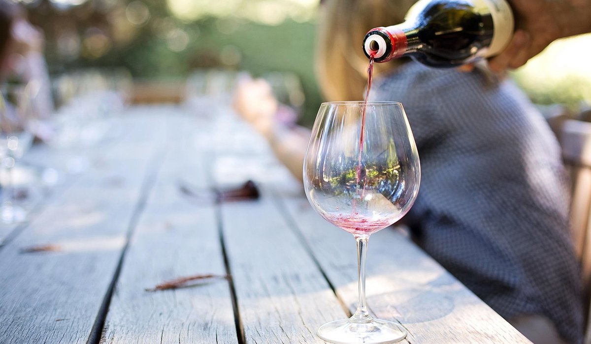 Decanting Young Red Wines: When It Helps and When It Doesn't